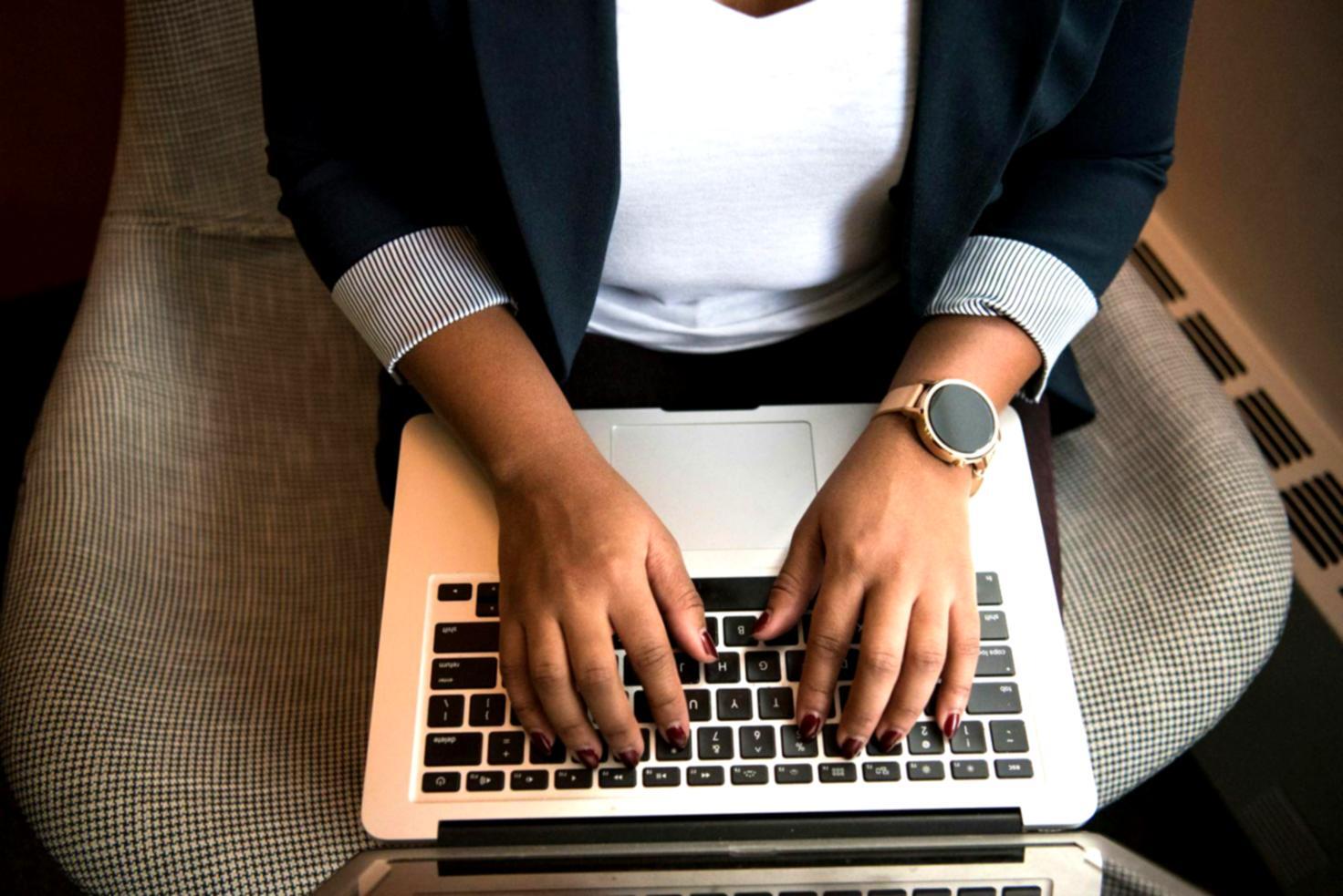 Espacio de trabajo moderno en las oficinas de iqxentloex en Badalona